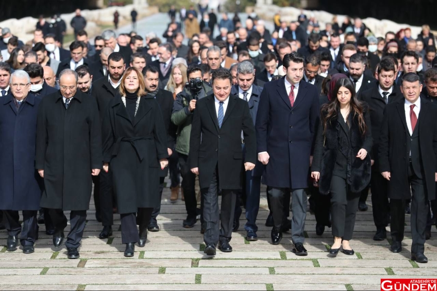 BABACAN, PARTİSİNİN İKİNCİ YIL DÖNÜMÜNDE ANITKABİR DEFTERİNİ İMZALADI 1646820051_an__takbir1
