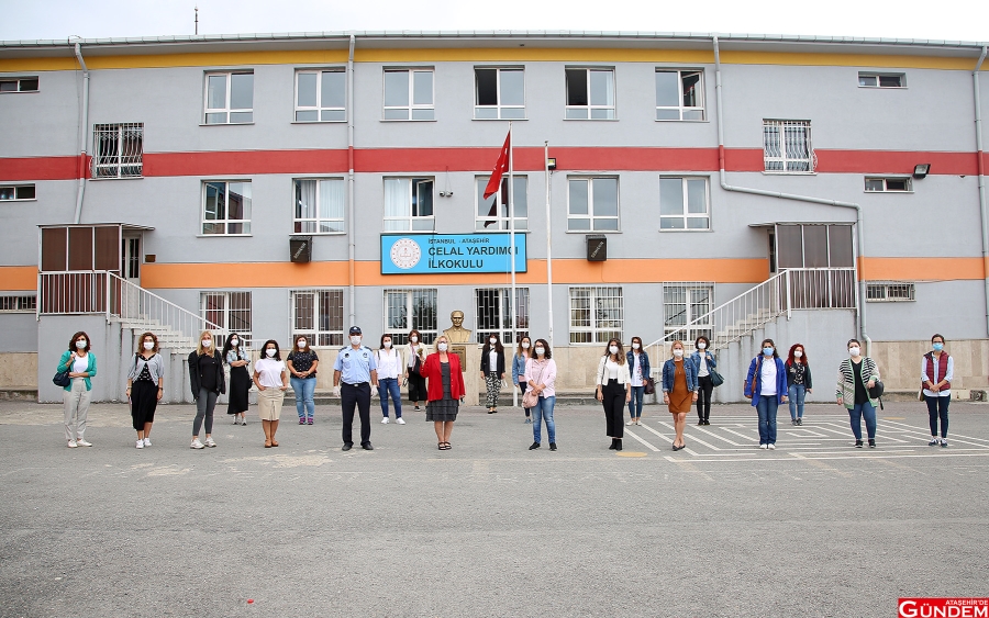 OKULLARIN İLK GÜNÜNDE ÖĞRENCİLERE MASKE DAĞITILDI d9f5f64bc2f044d0a54936aba7df7d80