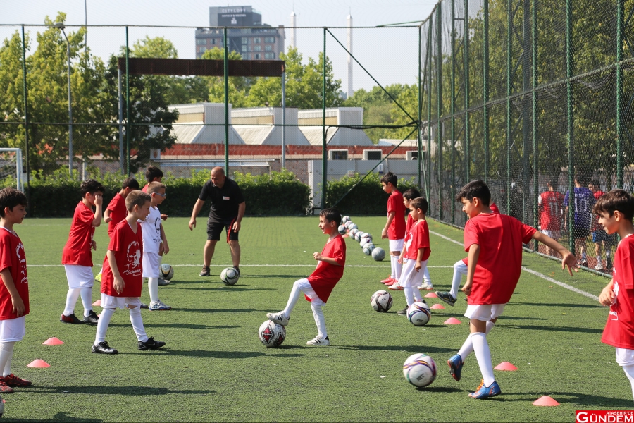 ATAŞEHİR BELEDİYESİ’NİN YAZ TATİLİ SÜRECİNDE İLÇEDEKİ ÇOCUK VE GENÇLERE YÖNELİK HAZIRLADIĞI “YAZ SPOR EĞİTİMLERİ” BAŞLADI e7d8ac1d8faa41cca9fdd96099cef56b