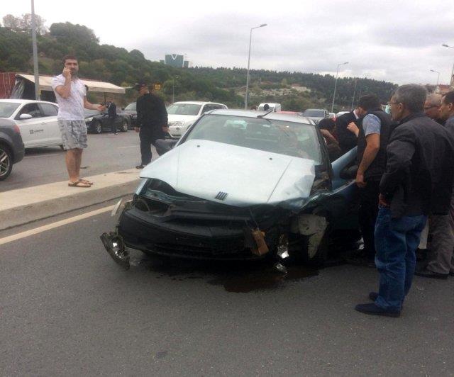 Ataşehir’de Trafik Kazalarına Bir Yenisi Daha Eklendi ozel-atasehir-de-iki-arac-birbirine-girdi-2-y-12501421_o